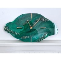 Einzigartige Grüne Wanduhr Einweihungsparty Geschenk Moderne Kunstharz Epoxidharz Uhr Jahrestag Einzigartige Grüne Wanduhr Einweihungsparty Geschenk Moderne Kunstharz Epoxidharz Uhr Jahrestag von ResinByKeti