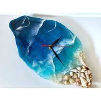 Moderne Wanduhr Stranduhr Einweihungsgeschenk Unikat Weihnachtsgeschenk Epoxidharz Ozeanuhr Jubiläumsgeschenk von ResinByKeti
