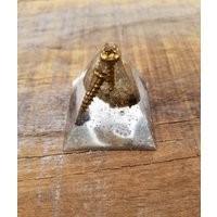 Resin Pyramide, Kunst, Kleine Harz Holz Und Nagel Kunstwerk, Kreationen von ResinQuest