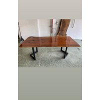 Live Edge Epoxy Tisch von ResinTablesStudio