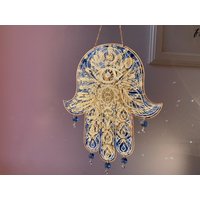 Resin Hamsa Mit Wandhalterung Fatimas Hand Blau Gold Glas Kristallen/Dekoration/Geschenk/Epoxidharz/Handmade /Ramadan Kunst Suncatcher von Resinartbylena