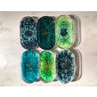 Resin Tablett 3 D Blume Grün Mint Petrol Glitzer/Schmuckschale Dekoration Ringschale Kunstharz Epoxy Ablage Einzelstück Resin Tablett 3 D Blume Grün Mint Petrol Glitzer/Schmuckschale Dekoration Ringschale Kunstharz Epoxy Ablage Einzelstück von Resinartbylena