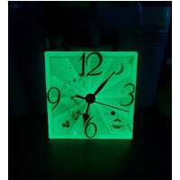 Glow-In-The-Dark Square Resin Uhr von ResincraftbyJ