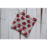 Leinen Topfhalter Mit Erdbeeren, Geschenk Für Den Koch Oder Bäcker Erdbeere Print Leinen Topfhalter Mit Erdbeeren, Geschenk Für Den Koch Oder Bäcker Erdbeere Print von Reska