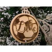 Personalisierte Fußball Weihnachtskugel Aus Holz von ResplendentAurora