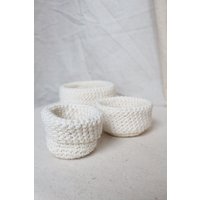 Set Gehäkelte Körbchen - Kleine Cremefarbene Körbe Badezimmer Organisation Kinderzimmer Weiche Bambuskörbe von RestingNomad