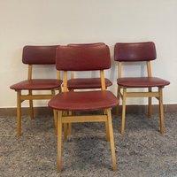 1 Von 4 Vintage Kunstleder Esszimmer Holzstühlen/Holz Dunkel Rote Stühle Made in Jugoslawien 1970Er Jahre Retro Küchenstuhl Mid Century von RestoreeVvintage
