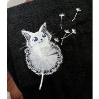 Anime Kätzchen Katze, Pusteblume Stickerei Design Handtuch Schwarz Stickmaschine Hauseinweihung Weihnachten Geburtstag Küchenhandtuch von ResurrectionHippy