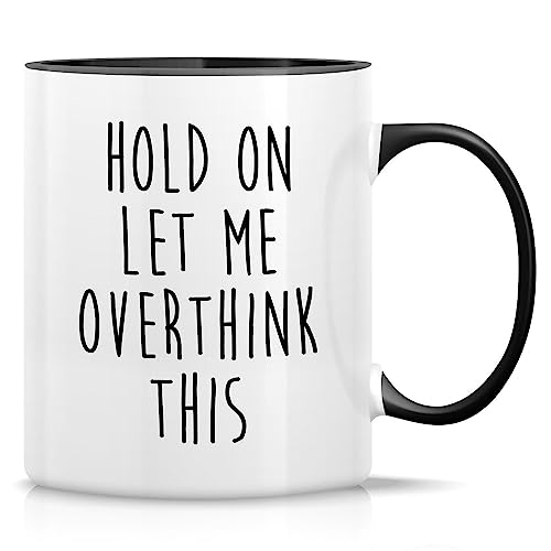 Retreez Lustige Tasse – Hold On Let Me Overthink This Introvert 325 ml Keramik-Kaffeetassen – lustig, sarkasmus, Büroarbeit, Geburtstagsgeschenke – Weiße Tasse mit schwarzem Griff und Innenseite von Retreez