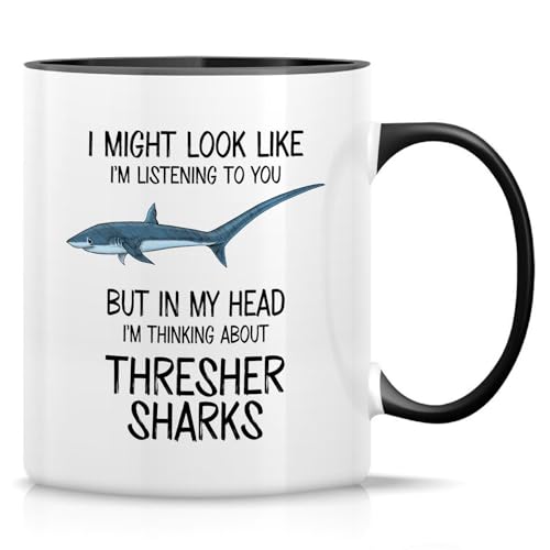 Retreez Lustige Tasse - I'm Thinking About Thresher Shark Mug - 325 ml Keramik Kaffee oder Tee Tasse - Lustiges Geschenk für Haifischliebhaber, Meeresbiologen, Taucher - Weiße Tasse mit schwarzem von Retreez