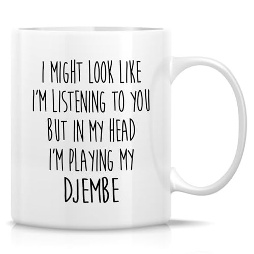 Retreez Lustige Tasse - In My Head I'm Playing Djembe Tasse - 325 ml Keramik Kaffee oder Tee Tasse - Lustiges Geschenk für Djembe-Spieler, Schlagzeuger, Percussionisten, Musikliebhaber Retreez Lustige Tasse - In My Head I'm Playing Djembe Tasse - 325 ml Keramik Kaffee oder Tee Tasse - Lustiges Geschenk für Djembe-Spieler, Schlagzeuger, Percussionisten, Musikliebhaber von Retreez
