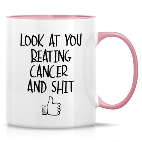 Retreez Lustige Tasse mit Aufschrift "Look at You Beating Cancer", Keramik, 325 ml, lustig, motivierend, Kompliment, inspirierendes Geschenk zur Genesung von Krebs, Überlebende, weiße Tasse mit rosa Retreez Lustige Tasse mit Aufschrift "Look at You Beating Cancer", Keramik, 325 ml, lustig, motivierend, Kompliment, inspirierendes Geschenk zur Genesung von Krebs, Überlebende, weiße Tasse mit rosa von Retreez