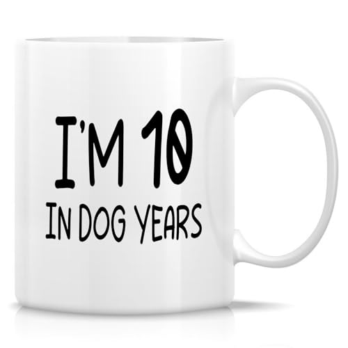 Retreez Lustige Tasse zum 70. Geburtstag – I'm 10 In Dog Years Tasse – 325 ml Keramik-Kaffee- oder Teetasse – lustiges Geschenk für Männer und Frauen zum 70. Geburtstag – sarkastisches Retreez Lustige Tasse zum 70. Geburtstag – I'm 10 In Dog Years Tasse – 325 ml Keramik-Kaffee- oder Teetasse – lustiges Geschenk für Männer und Frauen zum 70. Geburtstag – sarkastisches von Retreez