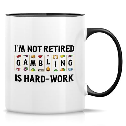Retreez Lustige Tasse zum Ruhestand – I'm Not Retired Gambling Is Hard Work Tasse – 325 ml Keramik-Kaffee- oder Teetasse – lustiges Geschenk für Spieler im Ruhestand, Pokerliebhaber – weiße Tasse mit Retreez Lustige Tasse zum Ruhestand – I'm Not Retired Gambling Is Hard Work Tasse – 325 ml Keramik-Kaffee- oder Teetasse – lustiges Geschenk für Spieler im Ruhestand, Pokerliebhaber – weiße Tasse mit von Retreez