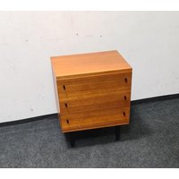 Nachttisch Aus Teakholz Mit Drei Schubladen Nachttisch Aus Teakholz Mit Drei Schubladen von RetroAndy