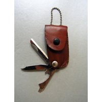 Vintage Messer Mit Werkzeug-Set in Einem Kleinen Lederetui Vintage Messer Mit Werkzeug-Set in Einem Kleinen Lederetui von RetroBerlin