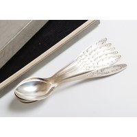 Set Von 6 Vintage Metall Wüstenlöffeln in Der Dose, Jugendstil Dekor von RetroBode
