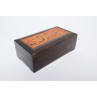 Vintage Holzkiste Mit Handgeschnitztem Dekor | C0444 von RetroBode