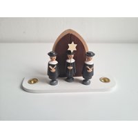 Vintage Erzgebirge Kerzenständer Mit Sternsinger Folkart Ostdeutschland Dekoration #249 von RetroChristmaTheatre