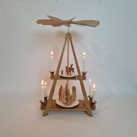 Vintage Retro Deutsche Pyramide 50 cm Mit Handgeschnitzten Holzfiguren Und 6 Kerzen von RetroChristmaTheatre