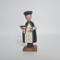 Vintage Retro Erzgebirge Holz Handgeschnitzte Figur Caroler Mit Notenblatt Und Einem Kerzenständer. Sammlerstück #239 von RetroChristmaTheatre