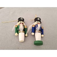 Vintage Erzgebirge Weihnachtsschmuck, Nussknacker Paar von RetroChristmaTheatre