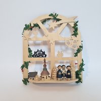 Vintage Retro Erzgebirge Holz Weihnachtssänger Und Seiffener Kirche Deutsch Weihnachten Handgeschnitzte Fenster -/Wanddekoration #228 von RetroChristmaTheatre