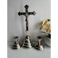 Antikes Altarkreuz Mit Einem Kruzifix Zwei Kerzenhaltern Antikes Altarkreuz Mit Einem Kruzifix Zwei Kerzenhaltern von RetroCommode