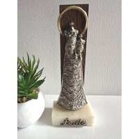 Eine Vintage Zinn Flachrelief Figur Unserer Lieben Frau Von Loreto Mit Kind, Montiert Auf Holz Und Einem Marmorsockel Eine Vintage Zinn Flachrelief Figur Unserer Lieben Frau Von Loreto Mit Kind, Montiert Auf Holz Und Einem Marmorsockel von RetroCommode