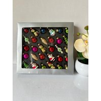 Vintage Glas Weihnachten Bunte Ornamente Set in Box 30stk Vintage Glas Weihnachten Bunte Ornamente Set in Box 30stk von RetroCommode