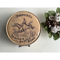 Vintage Propert's Seifendose Aus Leder Und Sattel Vintage Propert's Seifendose Aus Leder Und Sattel von RetroCommode