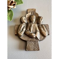 Vintage Wandkreuz Mit Emmaus Anhängern Im Vordergrund Vintage Wandkreuz Mit Emmaus Anhängern Im Vordergrund von RetroCommode