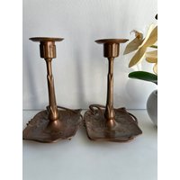 Vintage Zwei Messing Kerzenständer Geschutzt Jugend von RetroCommode