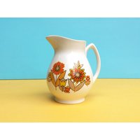 Vintage Milchkännchen/Sahnegießer Mit Hübschen Blumen, Orangem Und Gelbem Flower Power Design, Hergestellt in Portugal, Gesol Keramik von RetroDeliaVintage