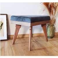 Mid Century Ottomane, Grauer Stoff, Beinstütze Aus Buchenholz, Handgemacht von RetroDesignCRO
