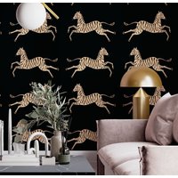 Dunkle Zebra-Tapete Zum Abziehen Und Aufkleben, Schwarze Tapete, Abnehmbare Vintage-Zebra-Tapete, Selbstklebende Springendes Zebramuster von RetroDesignWallpaper