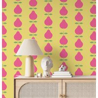 Vintage-Inspirierte Rosa Birnenmuster Abziehende Tapete, Retro-Obst-Design Mit Gelbem Hintergrund, Einfach Anzuwendendes Texturiertes von RetroDesignWallpaper
