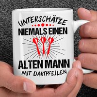 Unterschätze Niemals Einen Alten Mann Mit Dartpfeilen | Lustige Dart Tasse Darts Geschenk Dartspieler Dartscheibe Darter Dartpfeil von RetroInvention
