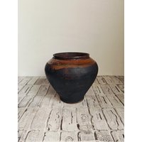 Vintage Schwarzer Tontopf, Alter Wabi Sabi Gefäß, Rustikale Tonvase, Alte Schwarze Primitiver Topf von RetroKitchenGoods
