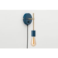 Olle Wandleuchte Marineblau Plug-In Ein/Aus Schalter Mid Century Rohmessing von RetroLightStore