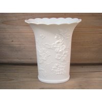 Vase Kaiser Porzellan Bisquit Manfred Frey Blumendekor von RetroLoungeAntik