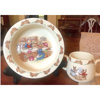 2-Teiliges Porzellan Bunnykin Set Von Royal Doulton Made in England 2-Teiliges Porzellan Bunnykin Set Von Royal Doulton Made in England von RetroLovern