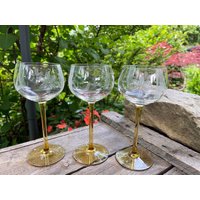 3 Antike Weingläser Stengelgläser Jugendstil Stängelglas Hochstiel Grün Antik Mit Blütenschliff Dekor, Bernsteinfarben von RetroRauschen