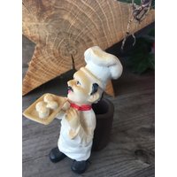 Weinflaschenhalter Figur "Koch" Vintage Flaschenhalter Polyresin Skulptur Deko Handbemalt Flaschenständer Weinhalter Weinflaschenhalter Figur "Koch" Vintage Flaschenhalter Polyresin Skulptur Deko Handbemalt Flaschenständer Weinhalter von RetroRauschen