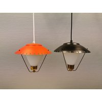 Alte 50Er Jahre Lampe, Danish Design in Opalglas, Lackiertem Metallschirm Und Messing Halterungen/Aufhängung von RetroSpectDenmark