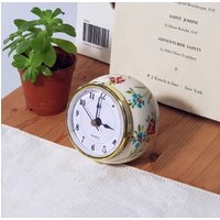 Kleine Tischuhr in Einer Keramik Blumenkugel, Individuelle Kleine Tischuhr in Einer Keramik Blumenkugel, Individuelle von RetroStyleCeramics