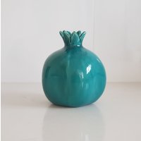 Türkisfarbene Keramikvase Handgefertigter Granatapfel Dekor, Knospe Vase Türkisfarbene Keramikvase Handgefertigter Granatapfel Dekor, Knospe Vase von RetroStyleCeramics