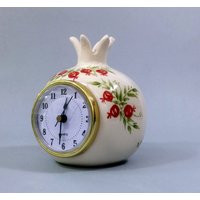 White Desk Uhr, Frisch Handgefertigte Retro-Schreibtischuhr, Regal-Uhr in Granatapfelform Mit Roter Zeichnung. Schreibzeituhren White Desk Uhr, Frisch Handgefertigte Retro-Schreibtischuhr, Regal-Uhr in Granatapfelform Mit Roter Zeichnung. Schreibzeituhren von RetroStyleCeramics