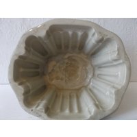 Antike Keramikform Mit Traditionellem Verzierten Trauben Motiv, Gelee Und Backform von Retromagination