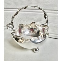 Antiker Verzierter Silbermetallkorb-Hochzeit Oder Boudoir-Dekor-Circa 1890Er 1900Er Jahre Antiker Verzierter Silbermetallkorb-Hochzeit Oder Boudoir-Dekor-Circa 1890Er 1900Er Jahre von Retromagination